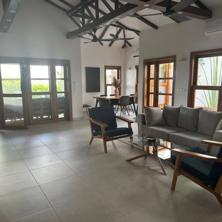 Villa avec jardin et piscine à Fidjrossè Plage 5