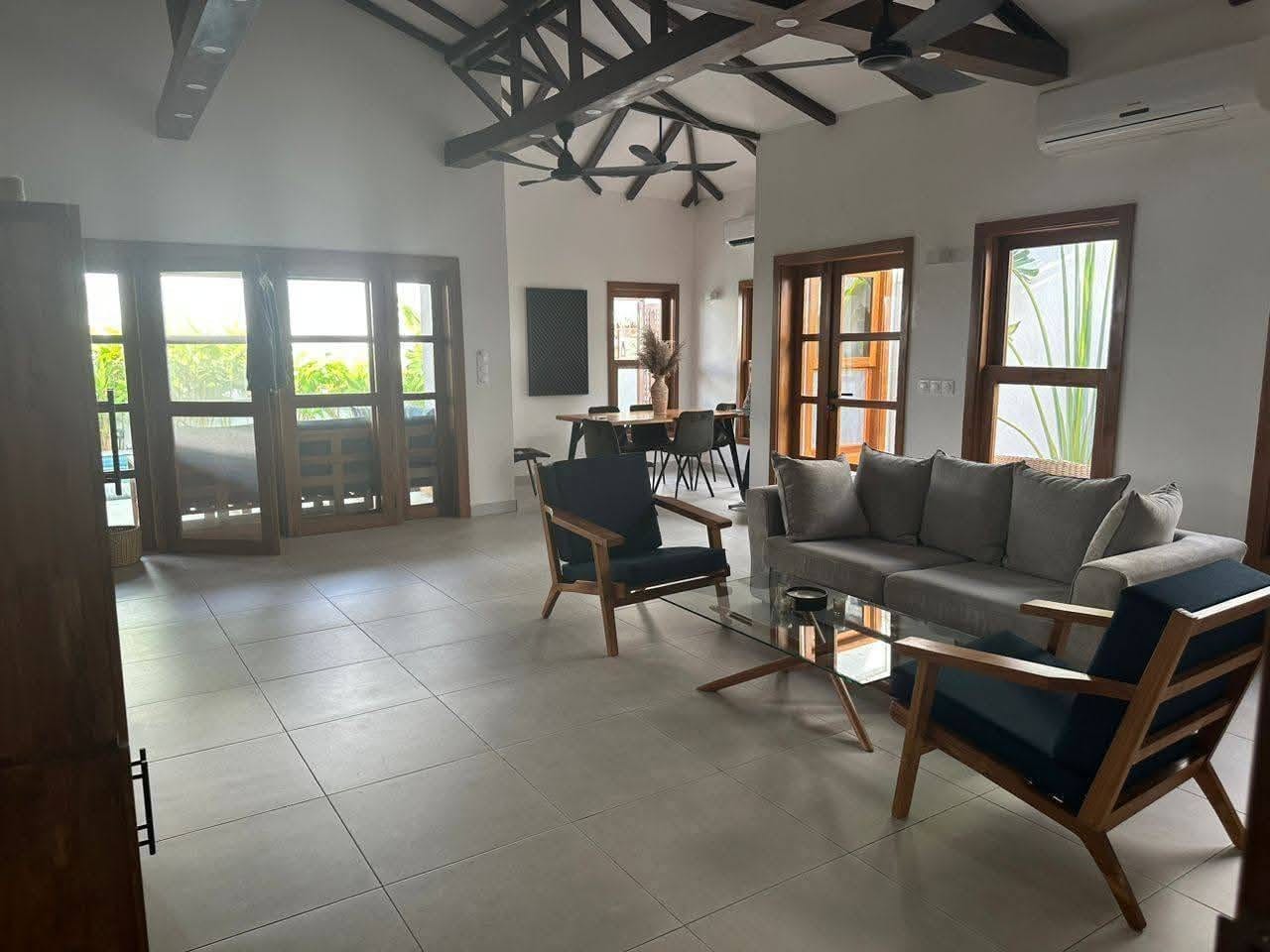 Villa avec jardin et piscine à Fidjrossè Plage 5
