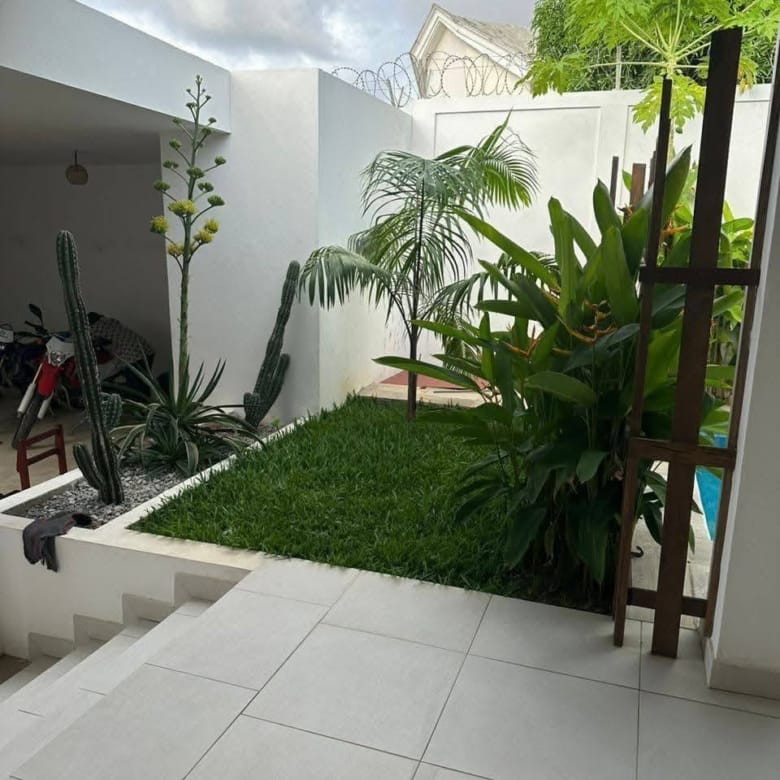 Villa avec jardin et piscine à Fidjrossè Plage 7