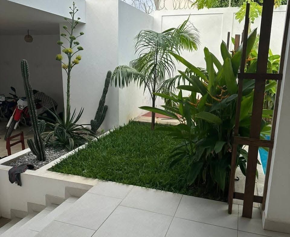Villa avec jardin et piscine à Fidjrossè Plage 7