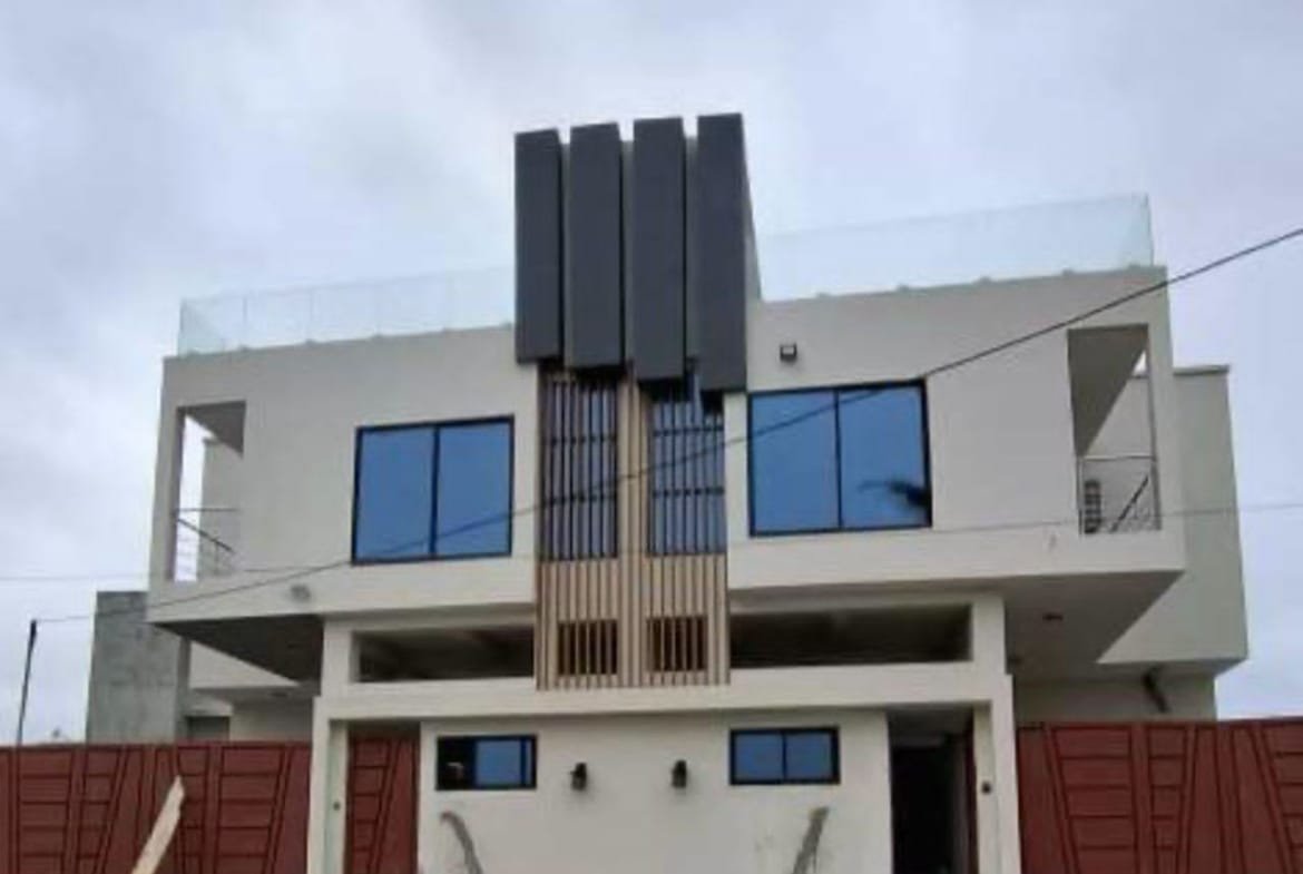 Villa avec piscine à vendre à Fidjrossè Club des Rois