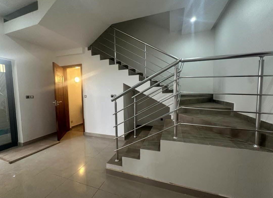 Villa avec piscine à vendre à Fidjrossè Club des Rois 12