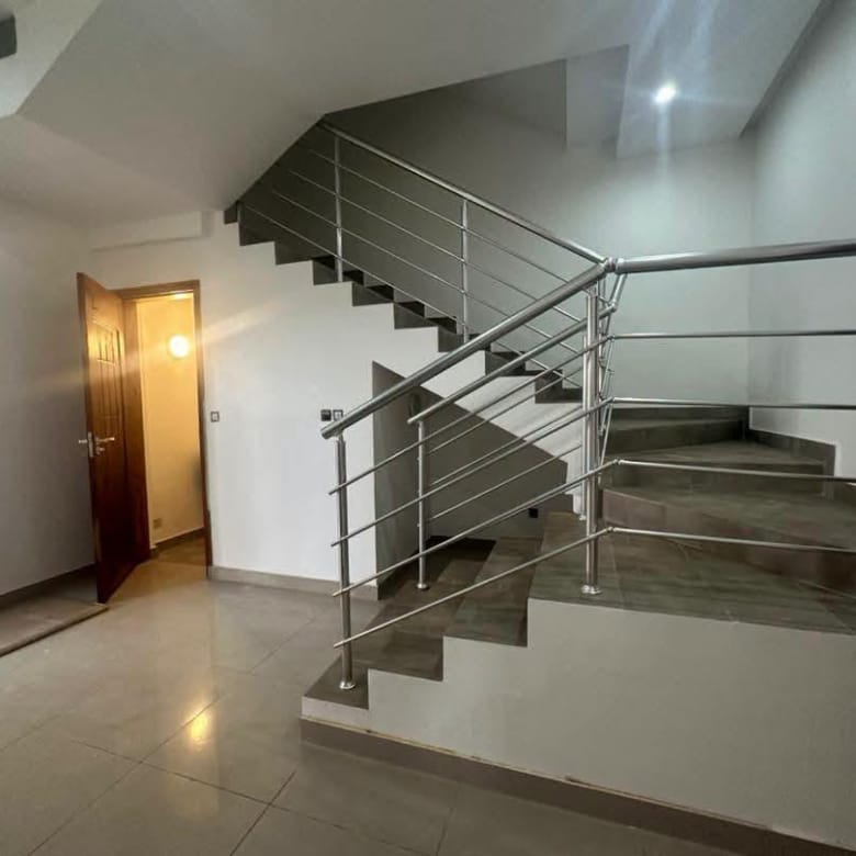 Villa avec piscine à vendre à Fidjrossè Club des Rois 12