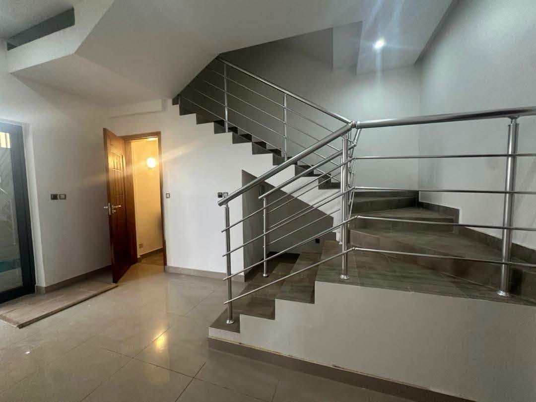 Villa avec piscine à vendre à Fidjrossè Club des Rois 12