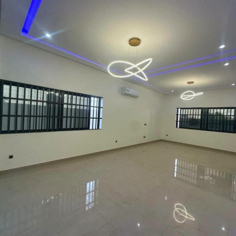 Villa avec piscine à vendre à Fidjrossè Club des Rois 3