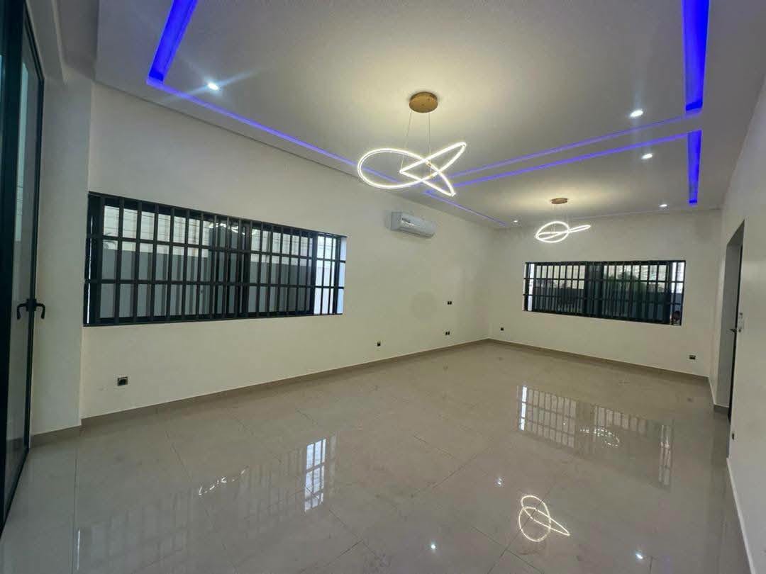 Villa avec piscine à vendre à Fidjrossè Club des Rois 3