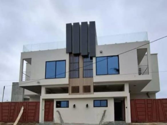 Villa avec piscine à vendre à Fidjrossè Club des Rois
