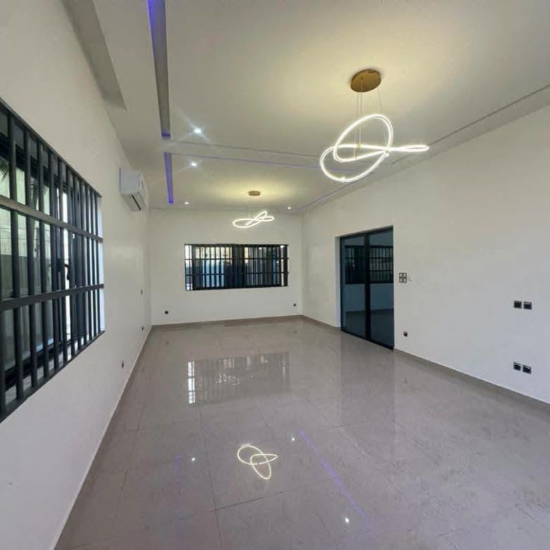 Villa avec piscine à vendre à Fidjrossè Club des Rois 7