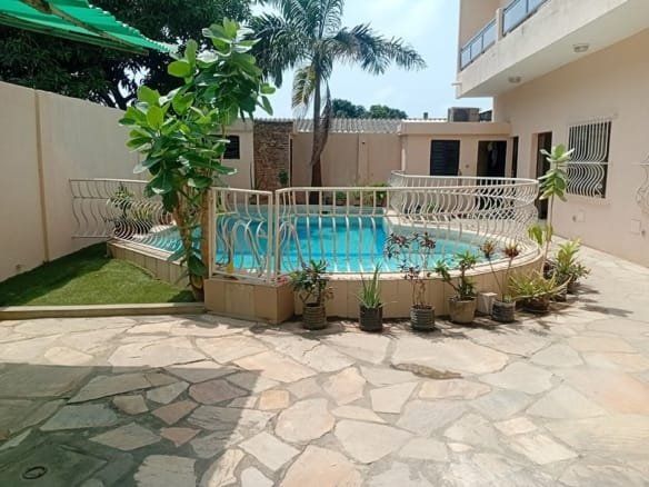 Villa avec piscine à vendre à Fidjrossè Houénoussou 3