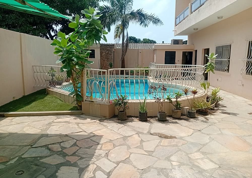 Villa avec piscine à vendre à Fidjrossè Houénoussou 3