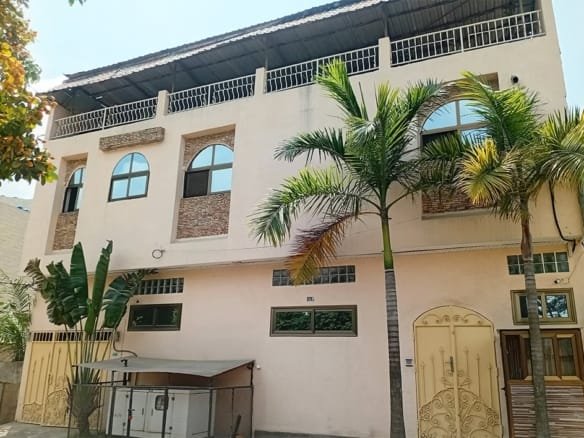 Villa avec piscine à vendre à Fidjrossè Houénoussou 4