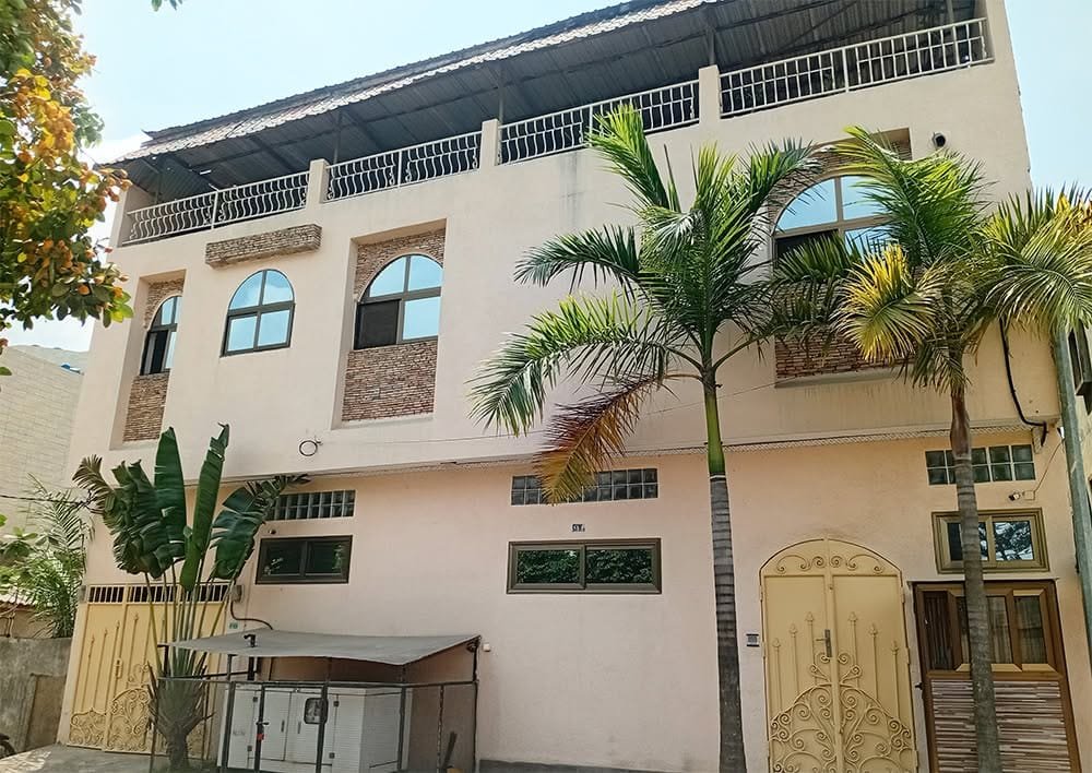 Villa avec piscine à vendre à Fidjrossè Houénoussou 4