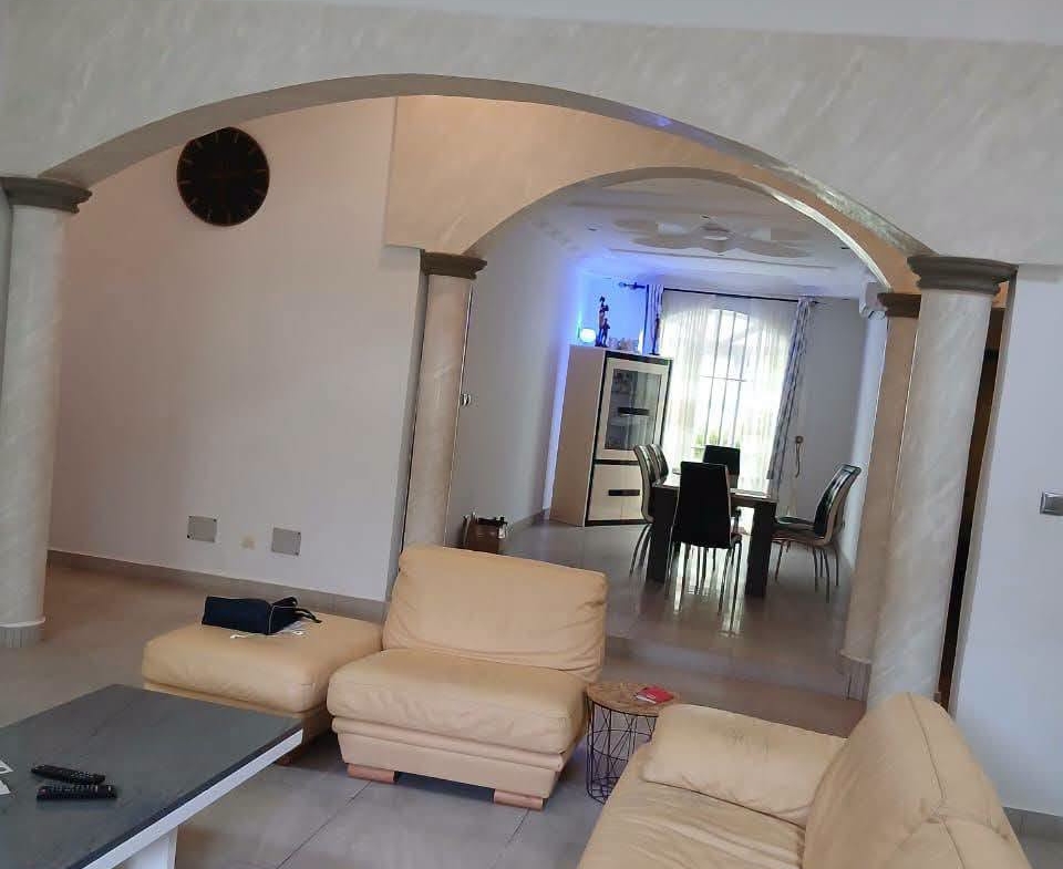 Villa de 3 chambres avec jardin à Fidjrossè 4