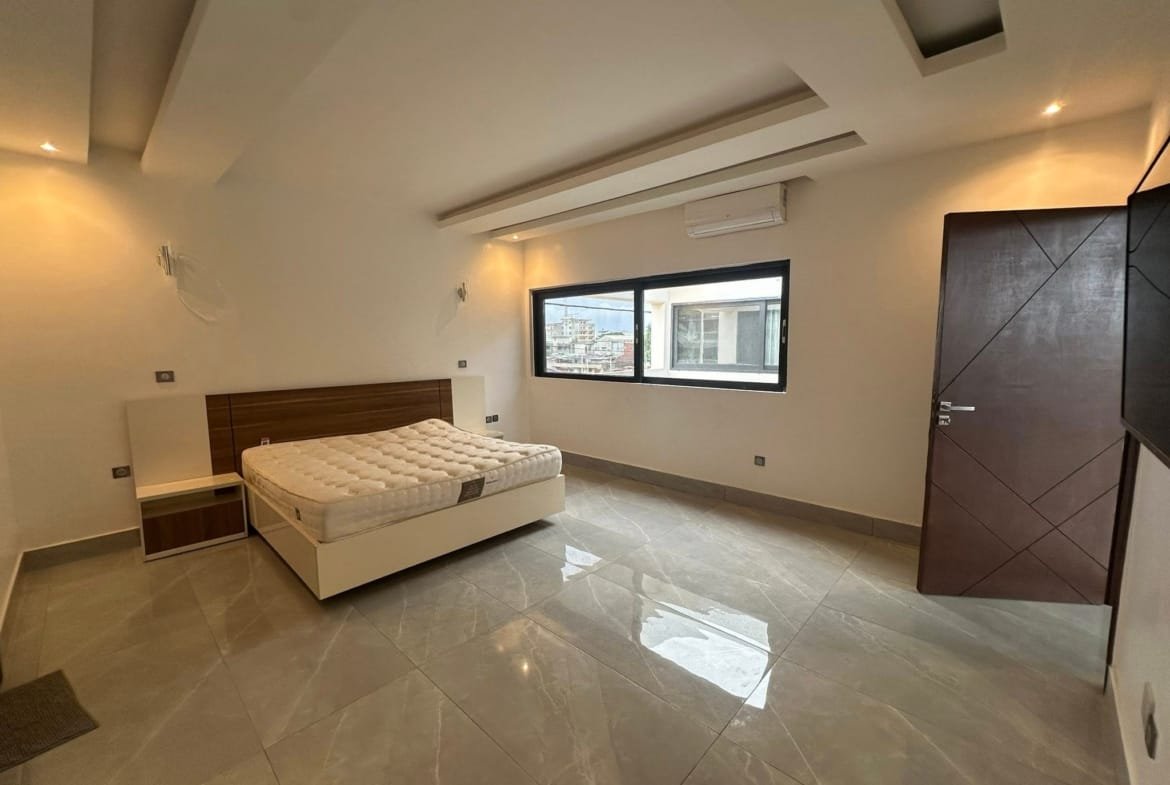 Villa de prestige avec jardin et piscine à Akpakpa 4