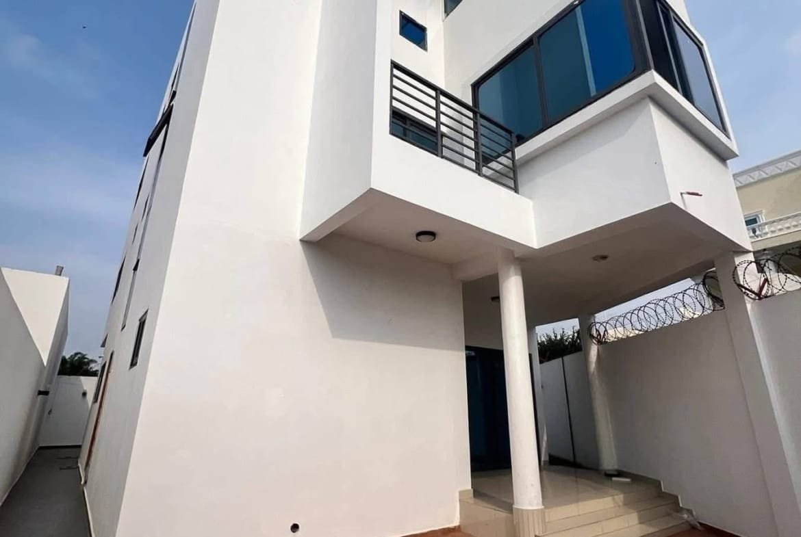 Villa duplex avec grande terrasse à Akpakpa Jack