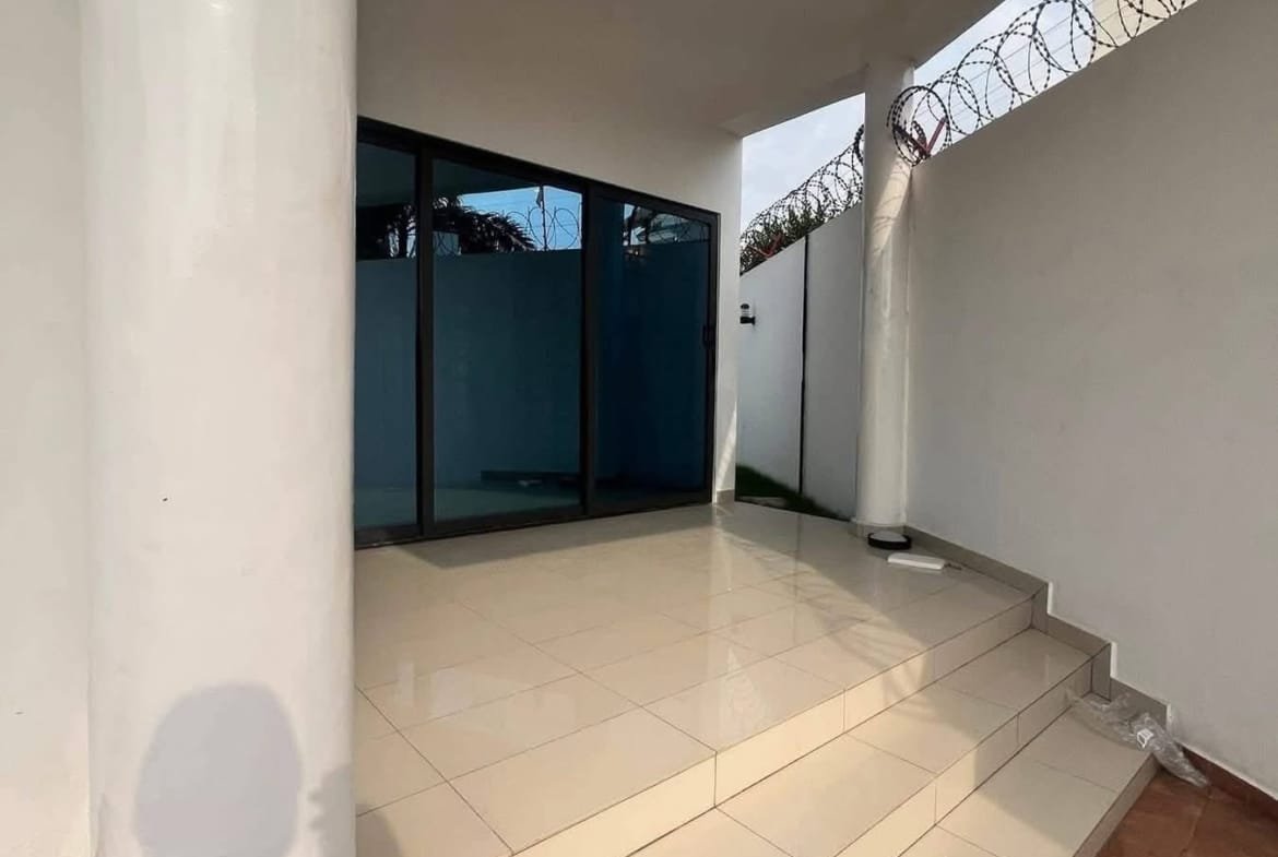 Villa duplex avec grande terrasse à Akpakpa Jack 23