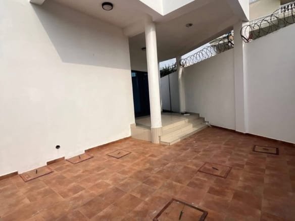 Villa duplex avec grande terrasse à Akpakpa Jack 24