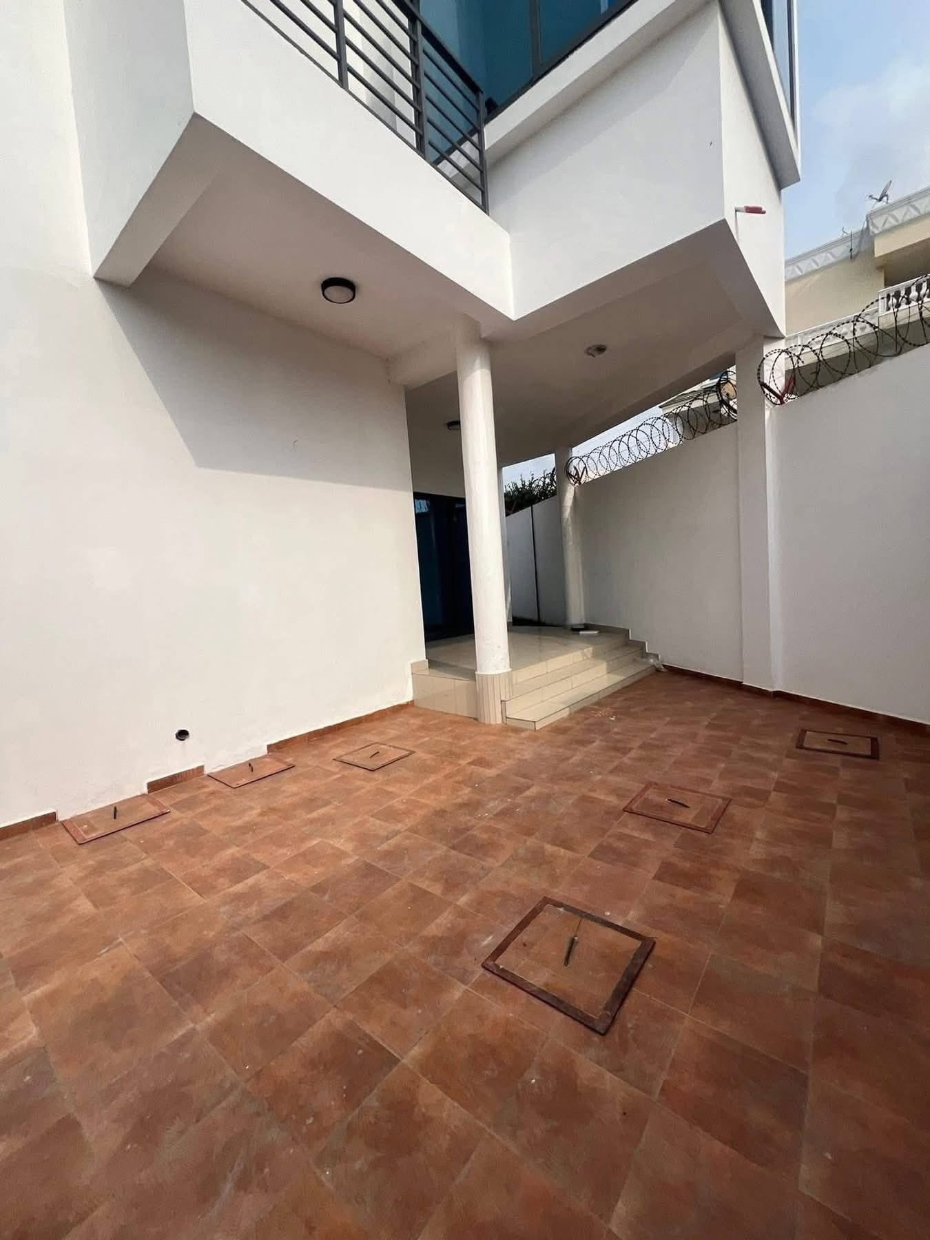 Villa duplex avec grande terrasse à Akpakpa Jack 24