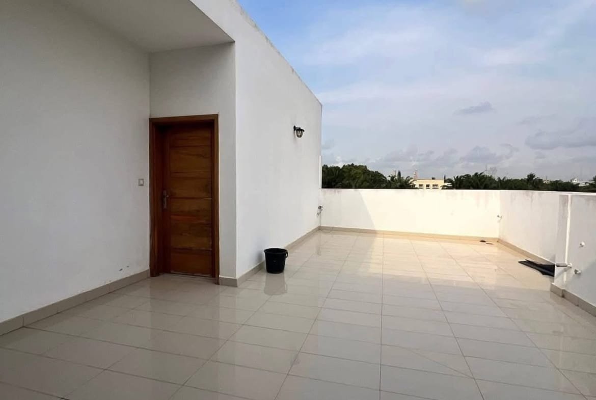 Villa duplex avec grande terrasse à Akpakpa Jack 7