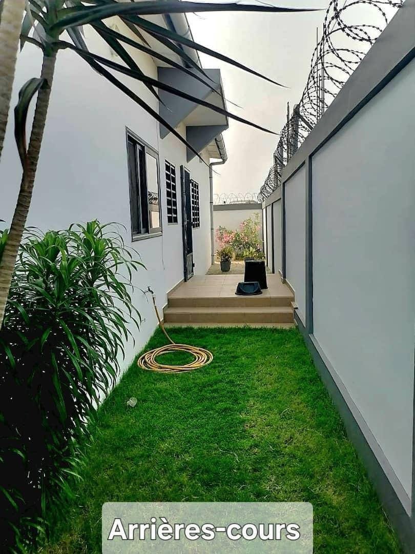 Villa meublée avec jardin à Fidjrossè Akogbato 6