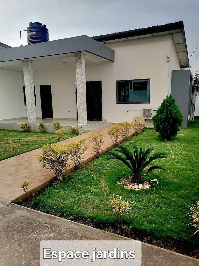 Villa meublée avec jardin à Fidjrossè Akogbato