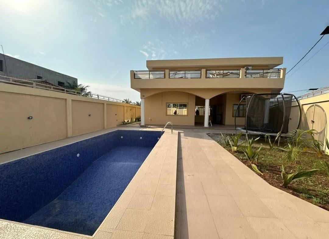 Villa meublée avec piscine à Fidjrossè Plage