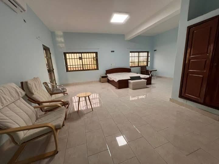 Villa meublée avec piscine à Fidjrossè Plage 5