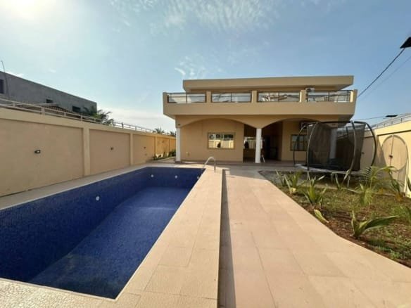 Villa meublée avec piscine à Fidjrossè Plage