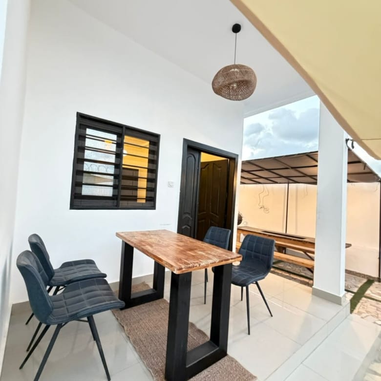 Villa meublée de 2 chambres à Fidjrossè Plage 8