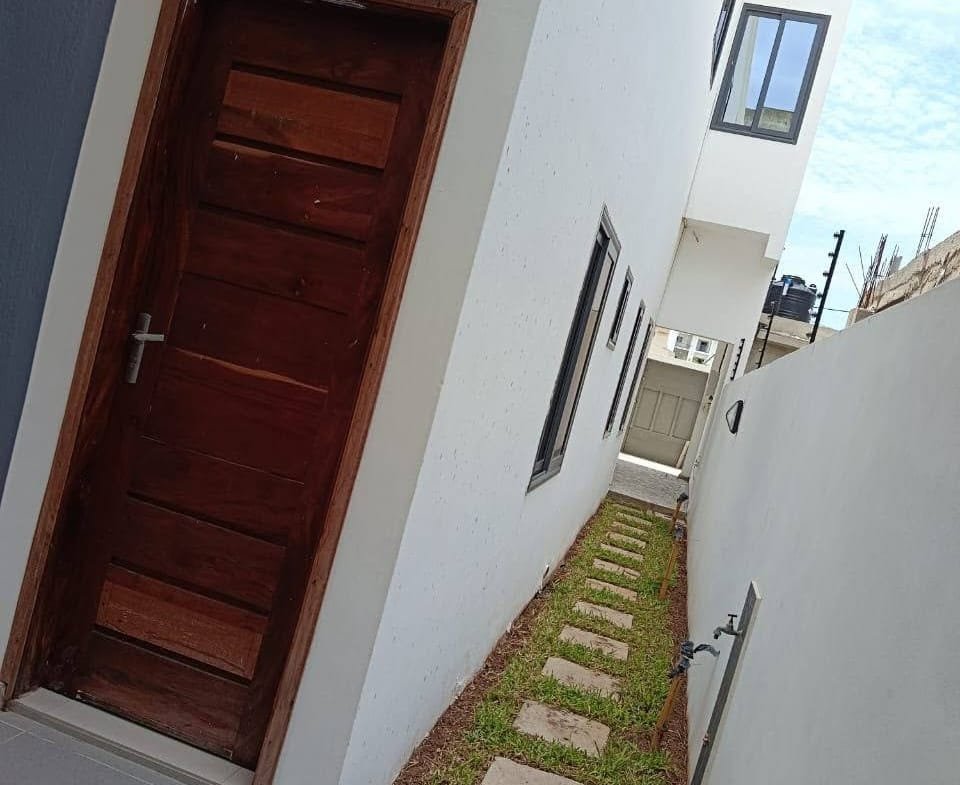 Villa moderne avec autonomie énergétique à Fidjrossè Plage 20