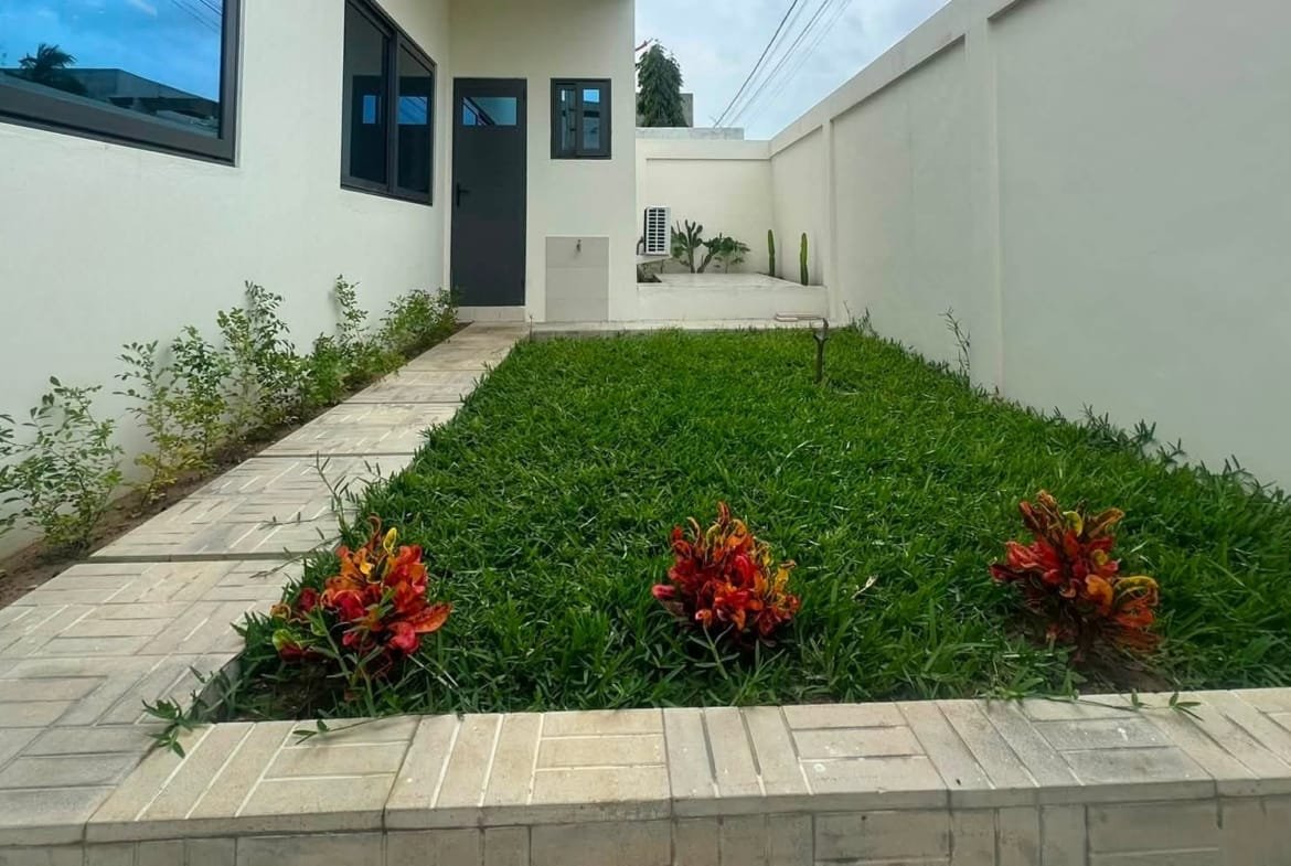 Appartement meublé 3 chambres avec jardin à Fidjrossè Togbin Plage 0