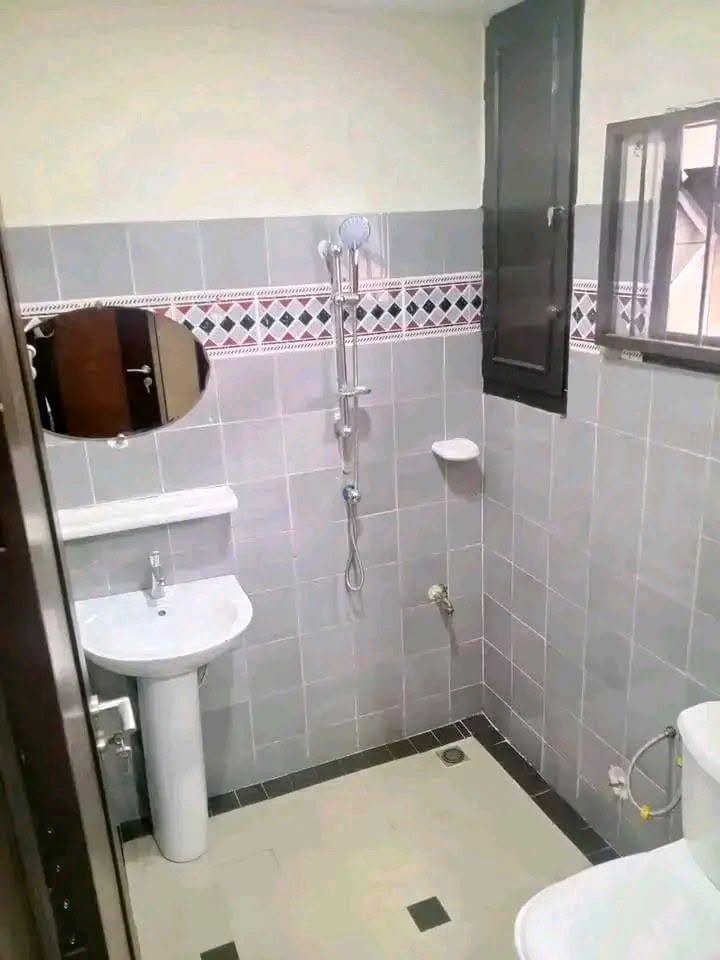 Bureau de 7 pièces à Zongo 5 Bureau de 7 pièces à Zongo 5