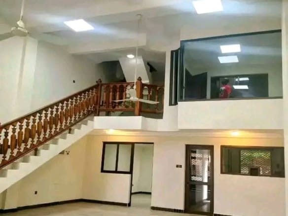 Bureau de 7 pièces à Zongo