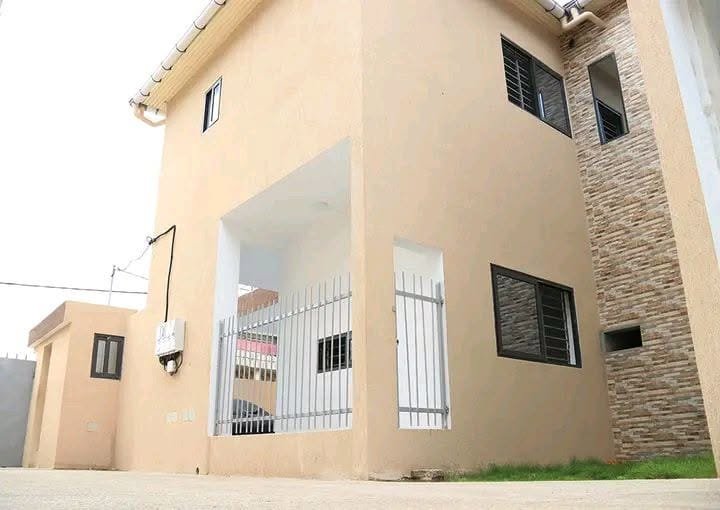Ensemble de 4 villas duplex à Houéyiho 2