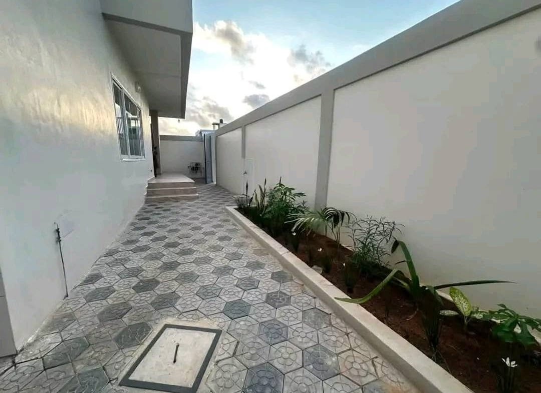 Entrée personnelle 3 chambres à louer à Fidjrossè 11