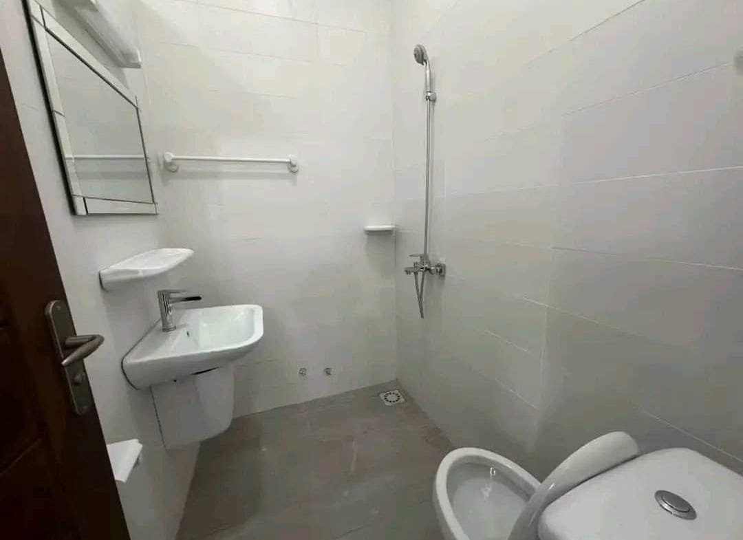 Entrée personnelle 3 chambres à louer à Fidjrossè 12