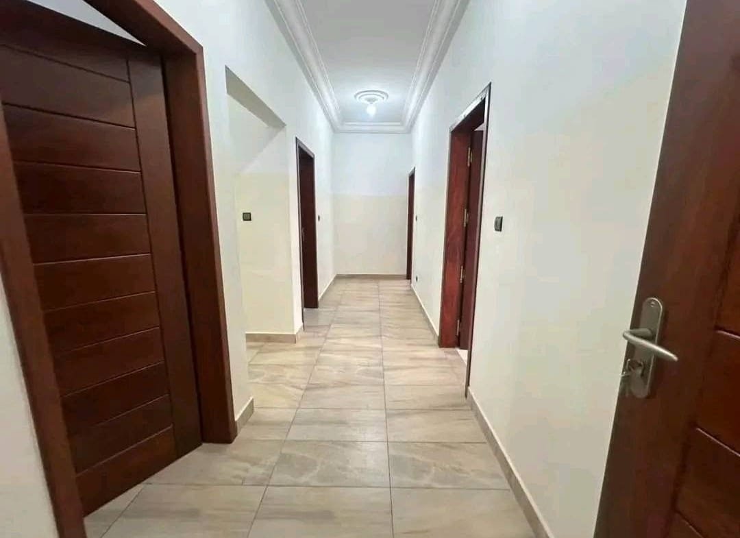 Entrée personnelle 3 chambres à louer à Fidjrossè 6