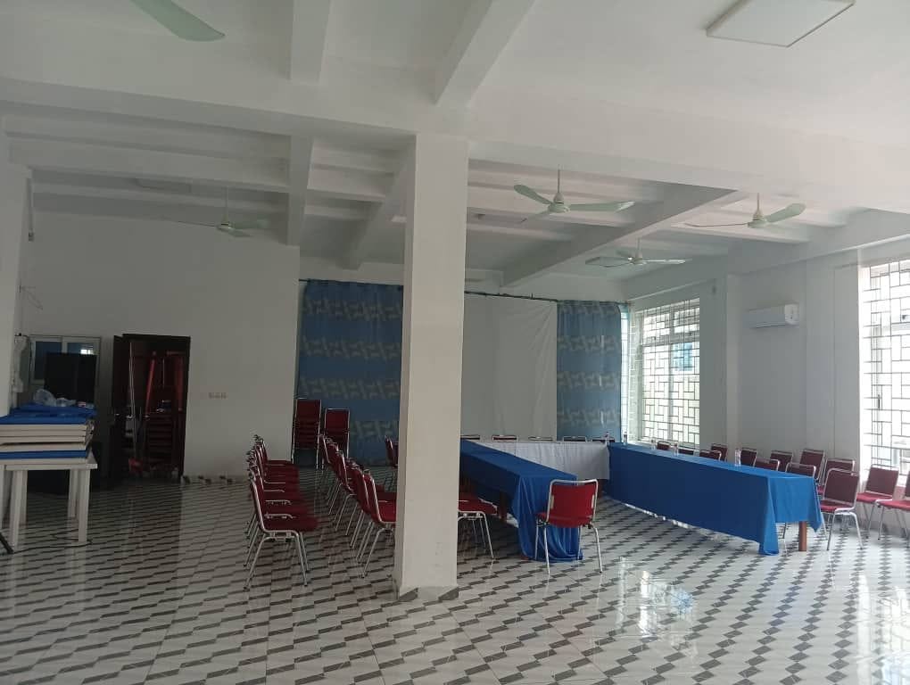 Grand hall de bureaux à Haie Vive 2