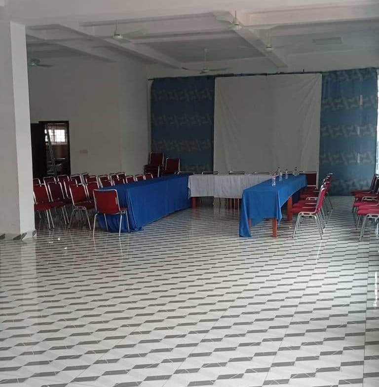 Grand hall de bureaux à Haie Vive 3