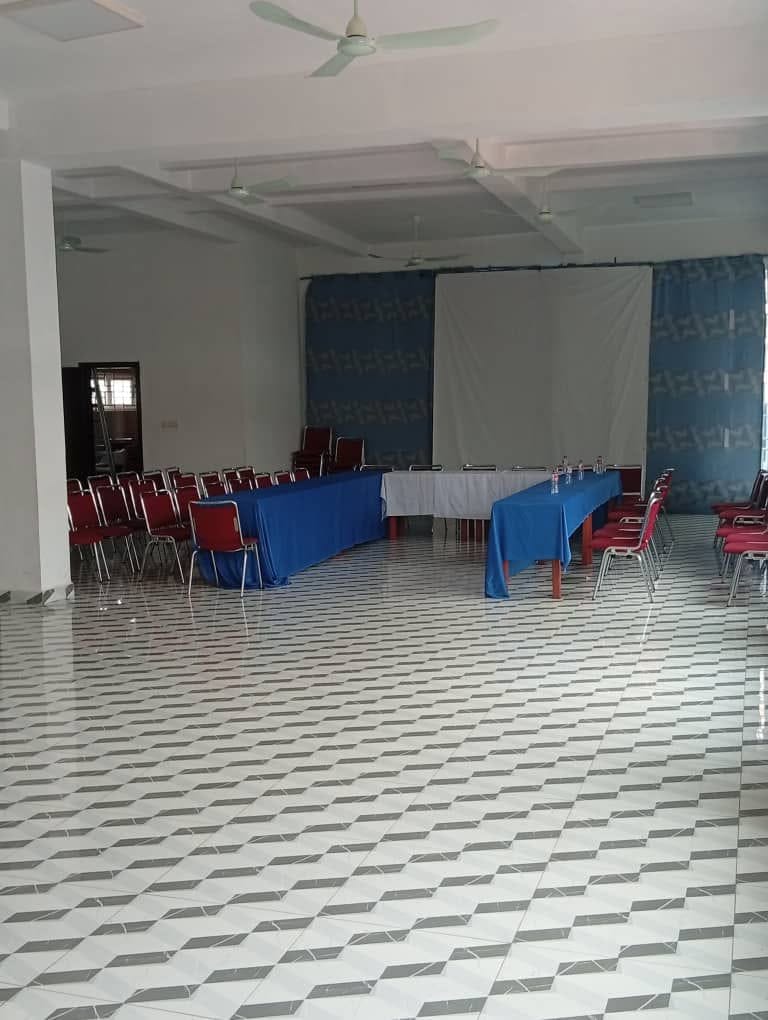 Grand hall de bureaux à Haie Vive 3 Grand hall de bureaux à Haie Vive 3