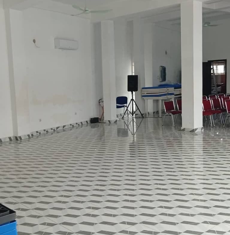Grand hall de bureaux à Haie Vive 4