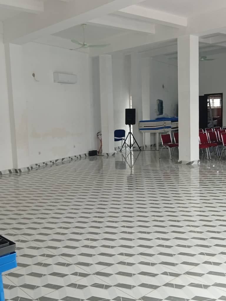 Grand hall de bureaux à Haie Vive 4 Grand hall de bureaux à Haie Vive 4