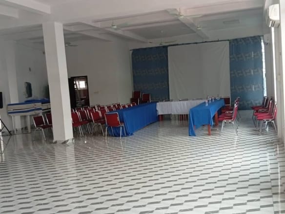 Grand hall de bureaux à Haie Vive