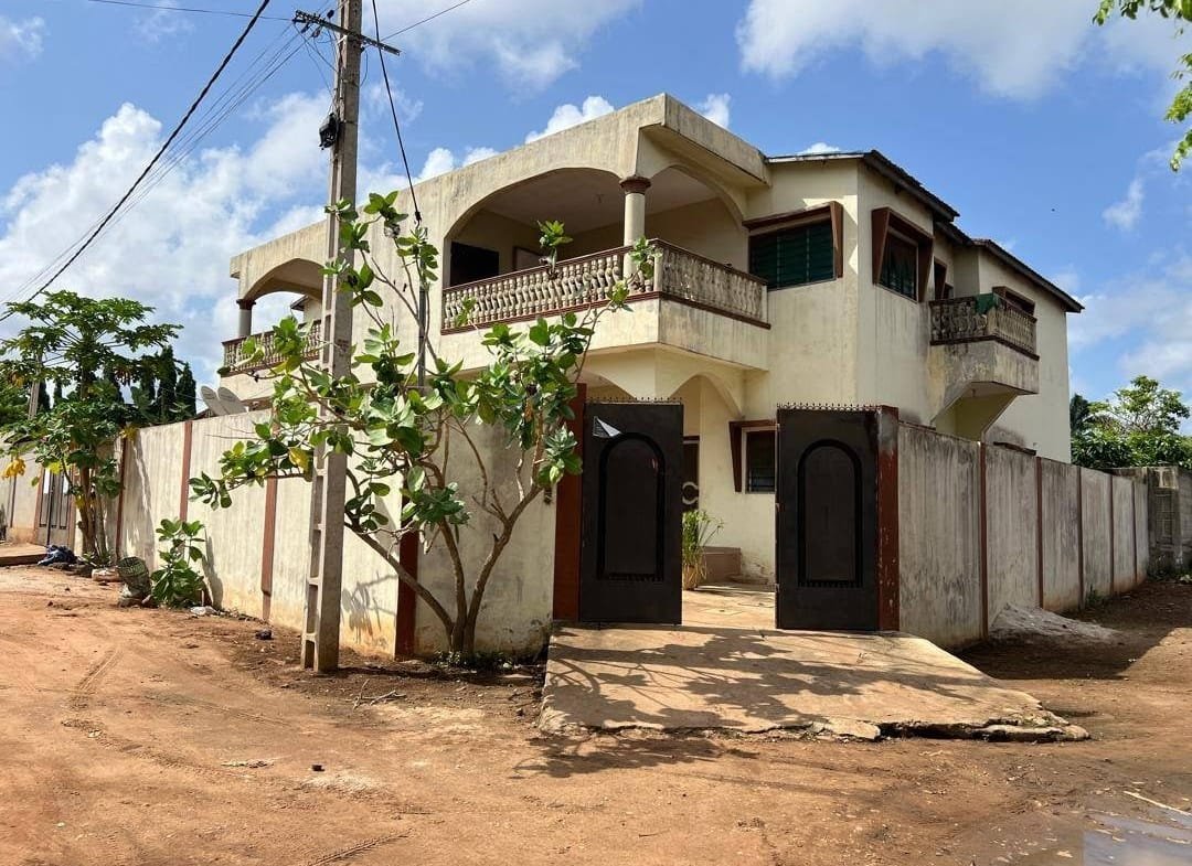 Maison locative R+1 à vendre à Calavi Agori
