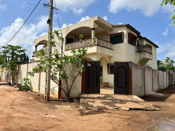 Maison locative R+1 à vendre à Calavi Agori