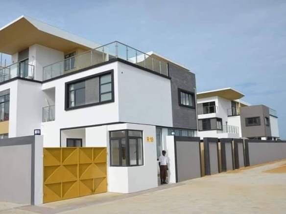Villa de prestige avec piscine et vue sur mer à Fidjrossè Plage