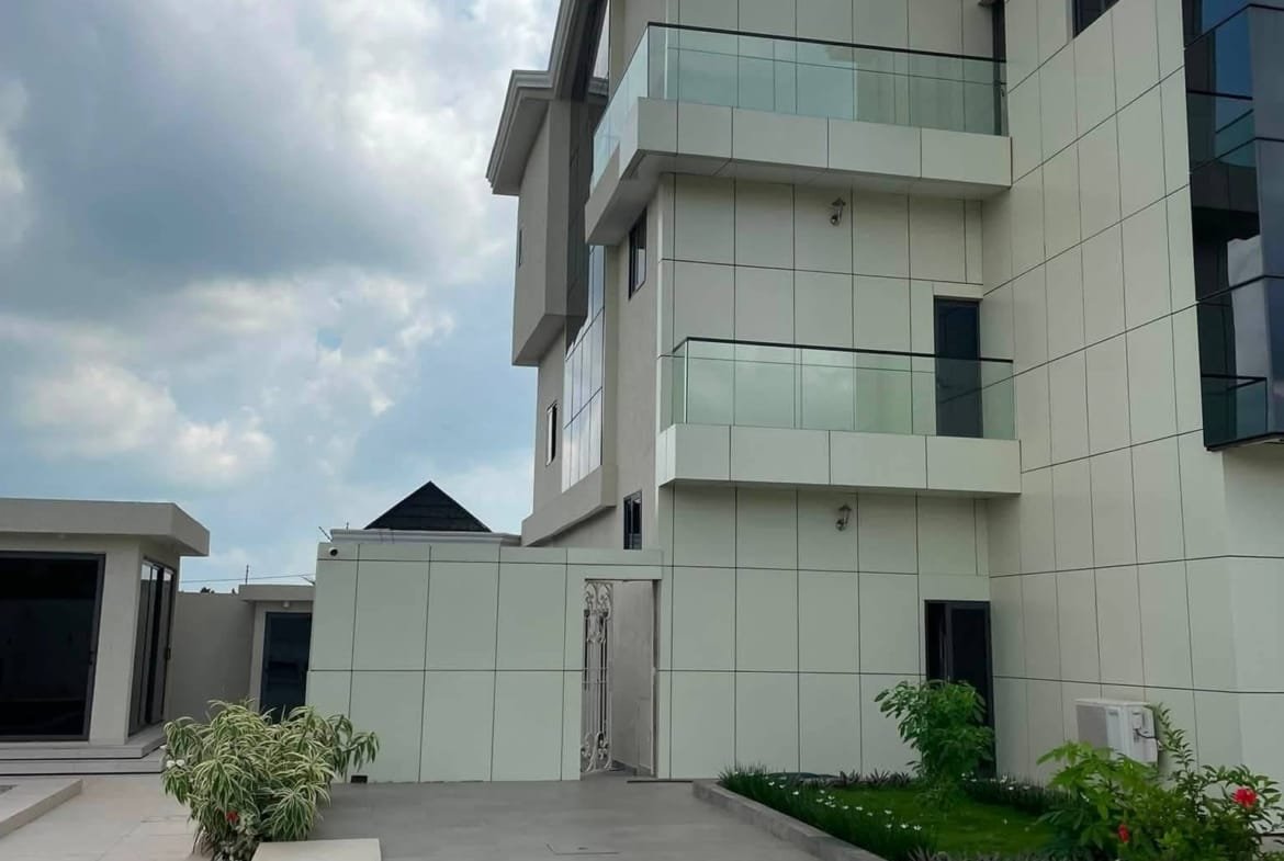 Villa de prestige avec sous sol à vendre à Calavi Zopah 11