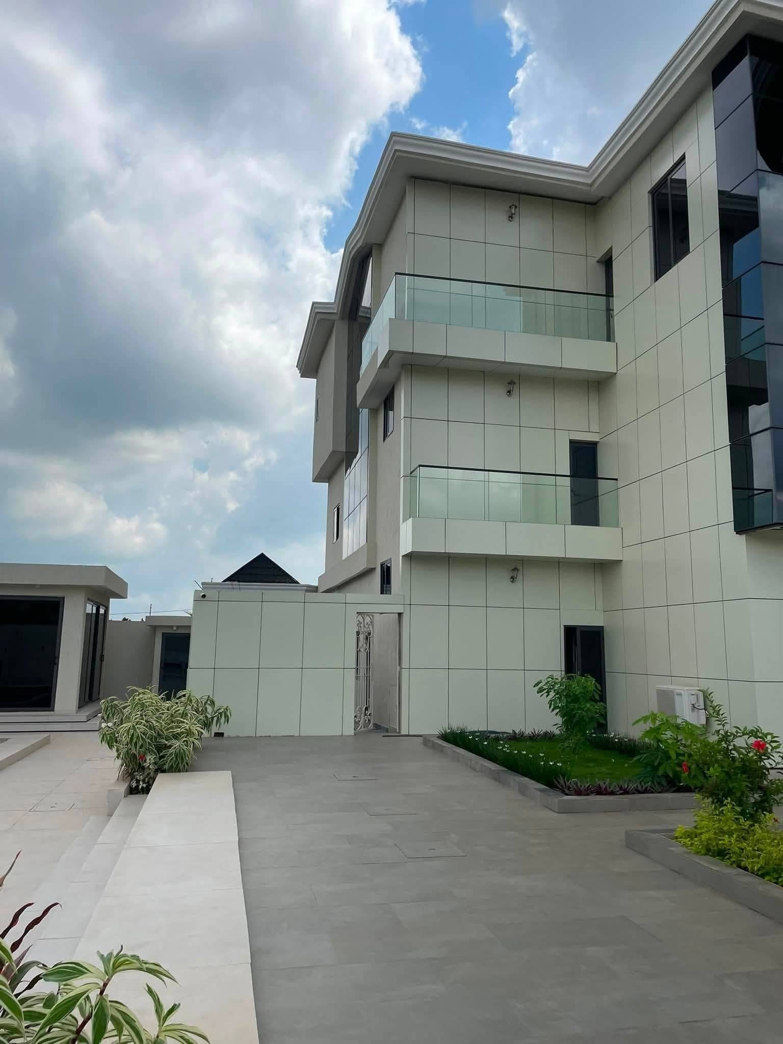 Villa de prestige avec sous sol à vendre à Calavi Zopah 11