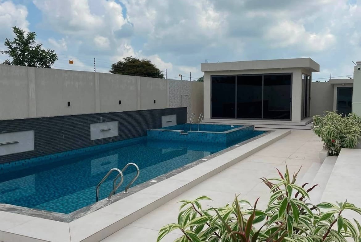 Villa de prestige avec sous sol à vendre à Calavi Zopah 3