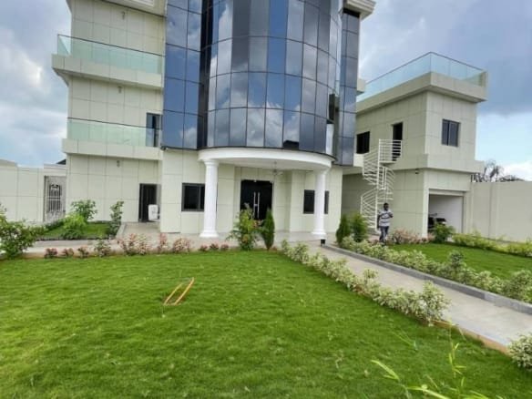 Villa de prestige avec sous sol à vendre à Calavi Zopah